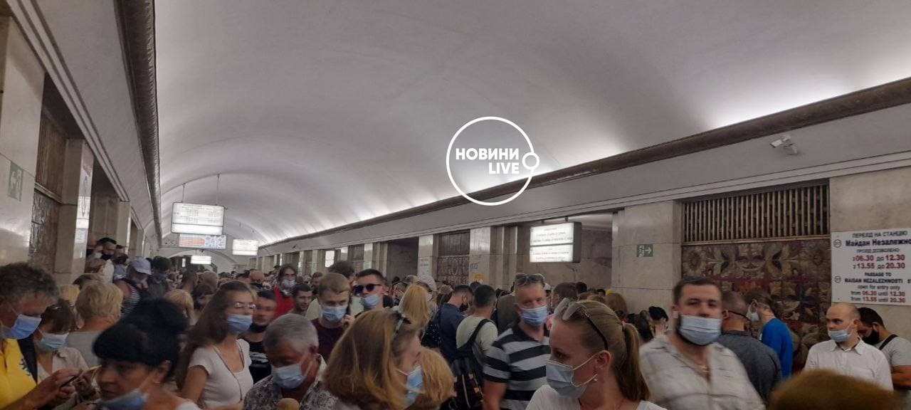 НП в метро Києва: поїзди зупинились, на станціях тиснява (фото)